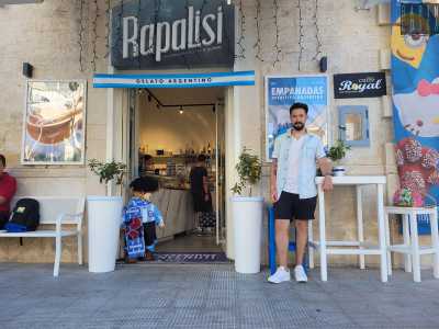 A venirci incontro � il 28enne Mauricio, che prima di farci entrare ci illustra la storia �nomade� della sua famiglia